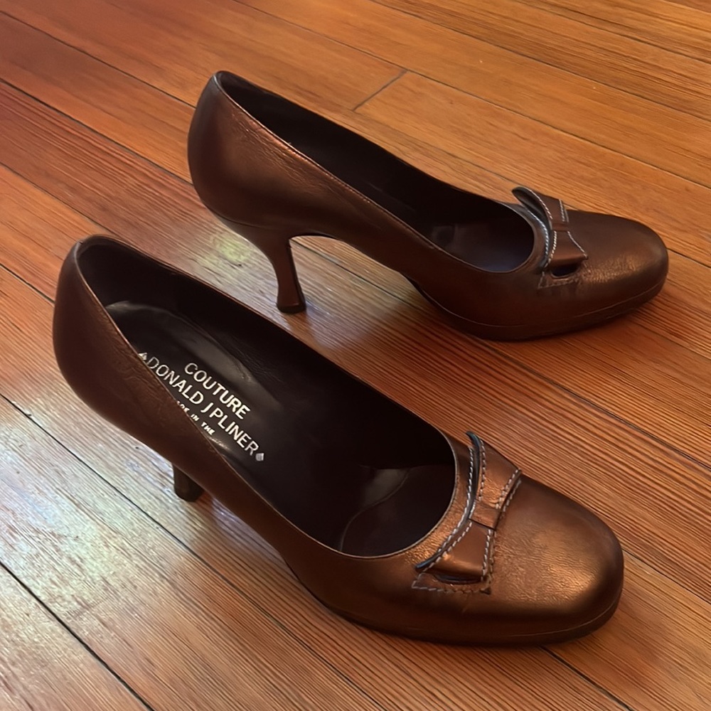 Couture Donald J Pliner Bronze Heels w/Bows 9 1/2